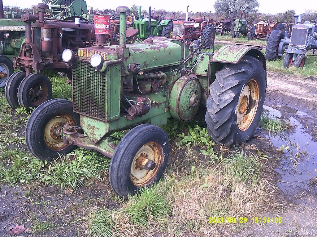 JOHNDEEREARTRACTOR266558